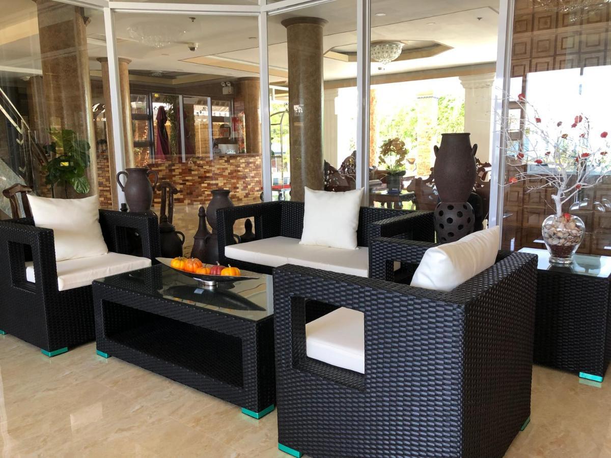 Em Royalle Hotel & Beach Resort Сан Хуан Екстериор снимка